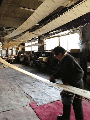 友禅染の下染めの職人さん