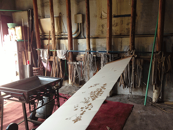 友禅染の下染めの職人さん